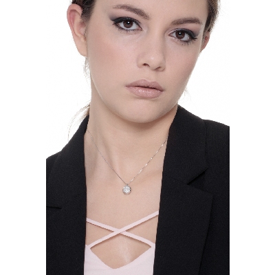 Collier en or blanc 18k avec pendentif rond pavé de diamants