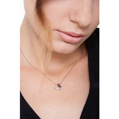 Collier avec pendentif en forme de papillon en or blanc 18k avec diamants