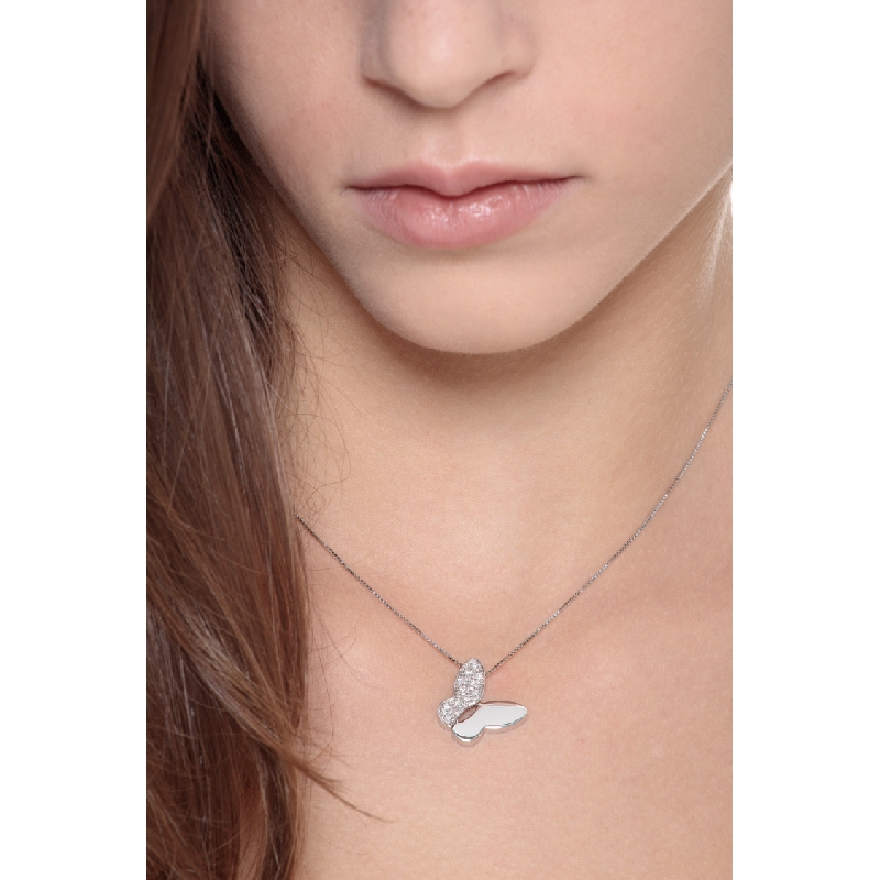 Collier en or blanc 18k avec pendentif papillon et diamants 15 mm