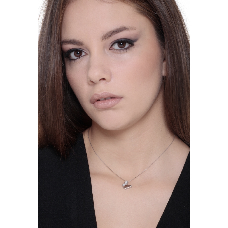 Collier en or blanc 18k avec pendentif papillon et diamants 12 mm