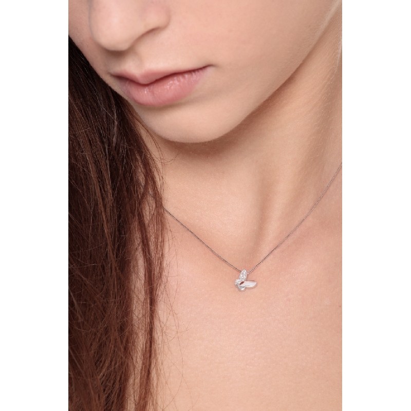 Collier en or blanc 18k avec pendentif papillon et diamants 8x8 mm