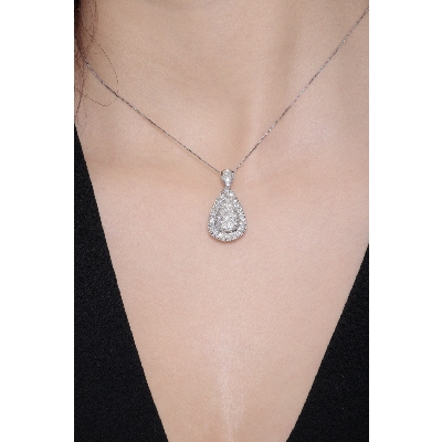 Collier en or blanc 18k serti de diamants ct. 1,28
