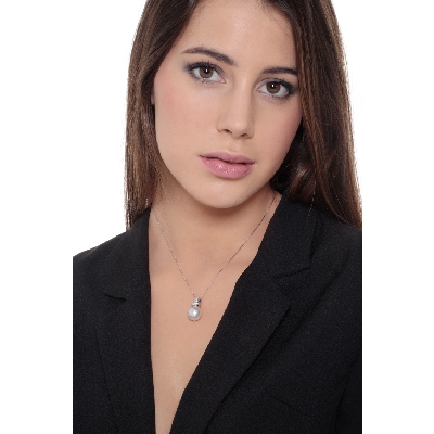 Collier en or blanc 18k avec diamants taille brillant et perle naturelle 