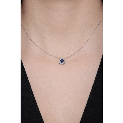 Collier en or blanc 18K saphir bleu et diamants latéraux