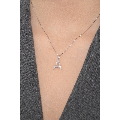 Collier avec lettre A en or blanc 750 et diamants 