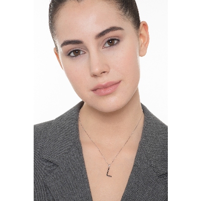 Collier en or blanc 18 carats avec pendentif lettre L gravée et diamants noirs