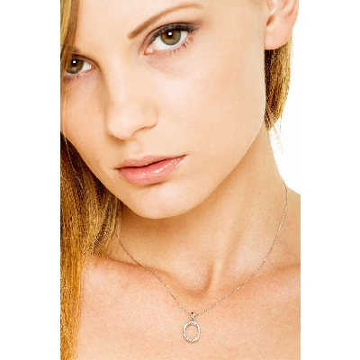 Pendentif lettre O collier femme or blanc et diamants 