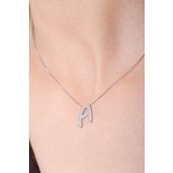 Collier avec lettre  A en or blanc et diamants 2
