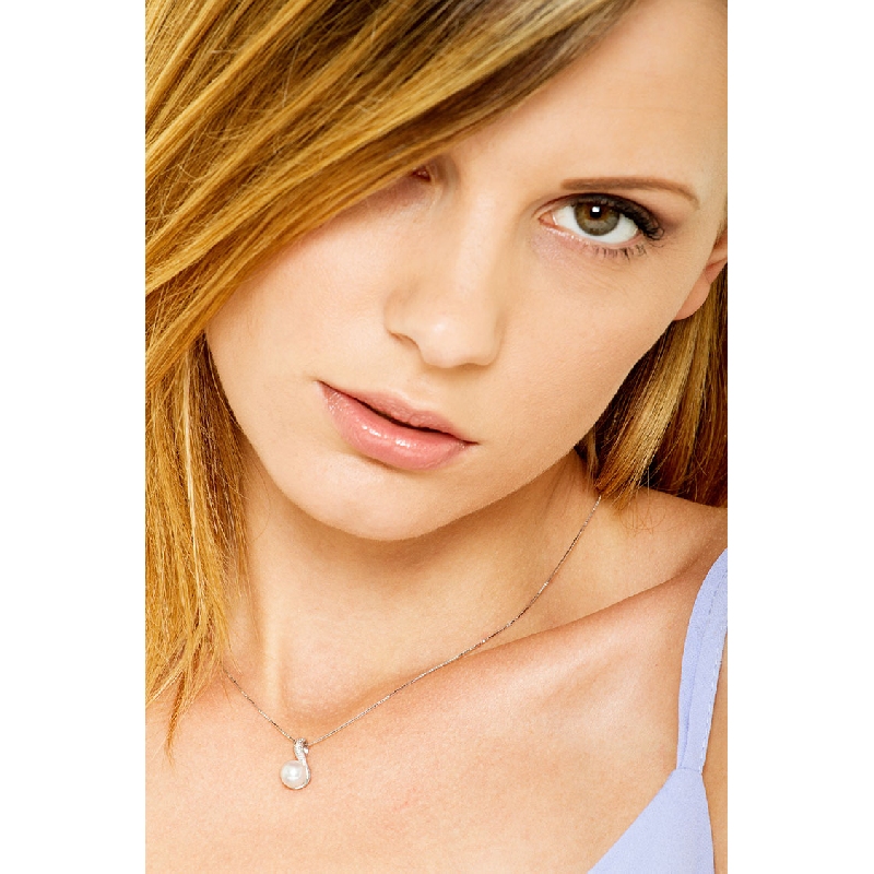 Collier en or blanc 18 carats avec diamants et perle naturelle cultivée