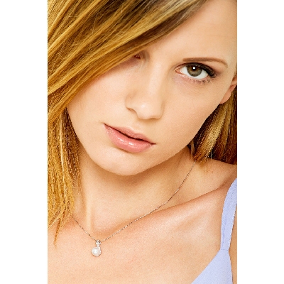 Collier en or blanc 18 carats avec diamants et perle naturelle cultivée
