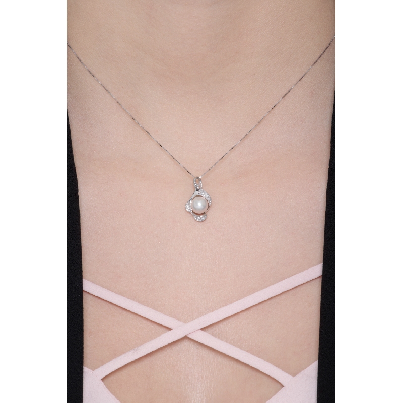 Collier en Or Blanc 18k avec Diamants et Perle Naturelle