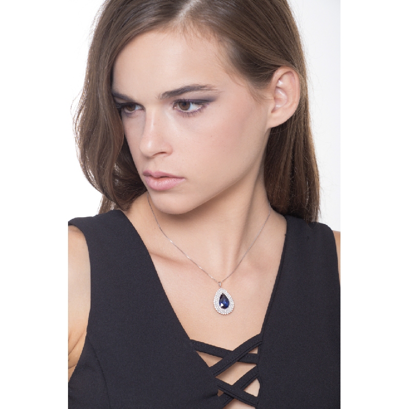 Collier en or blanc 18k avec saphir bleu et trois rangs de diamants