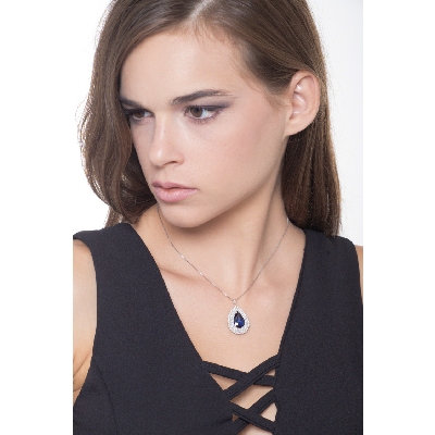 Collier en or blanc 18k avec saphir bleu et trois rangs de diamants