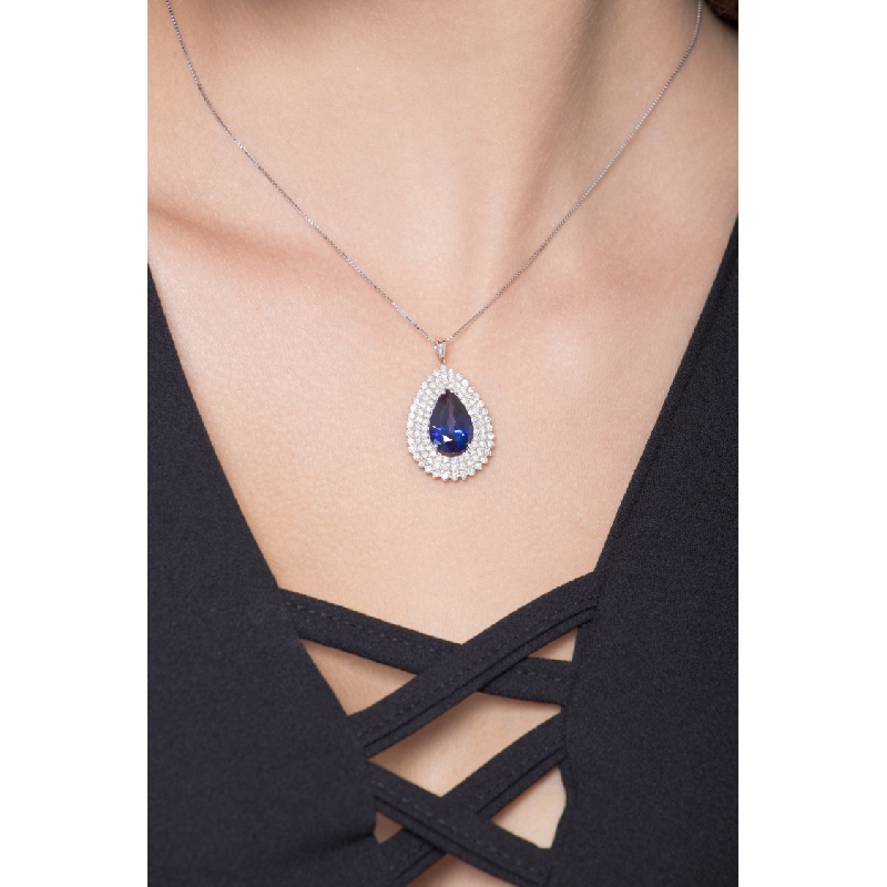 Collier en or blanc 18k avec saphir bleu et trois rangs de diamants