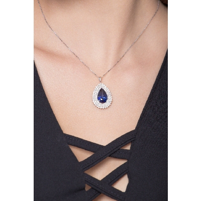 Collier en or blanc 18k avec saphir bleu et trois rangs de diamants