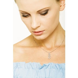 Collier en or blanc 18 carats avec trois cercles en diamants  2