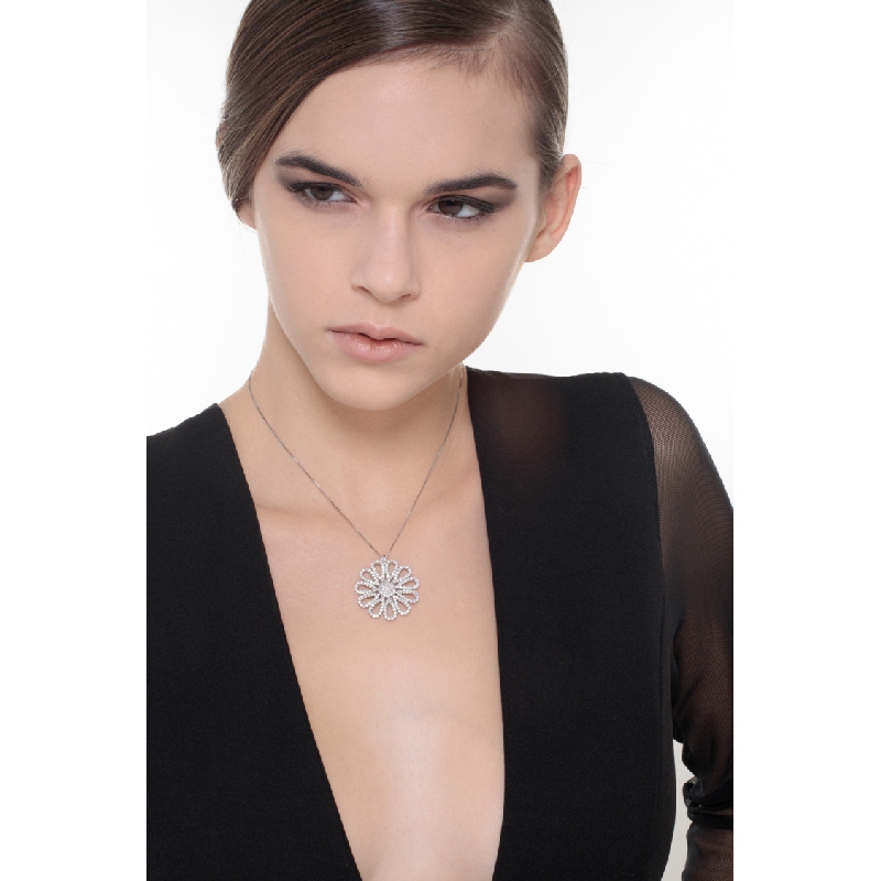 Collier en or blanc 18k orné d’une fleur de diamants