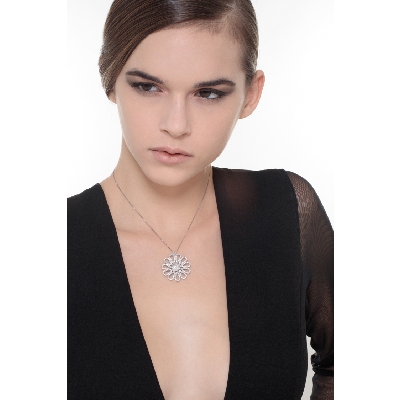 Collier en or blanc 18k orné d’une fleur de diamants