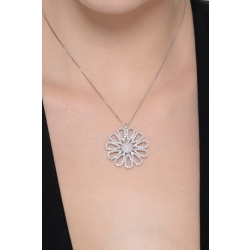 Collier en or blanc 18k orné d’une fleur de diamants 2