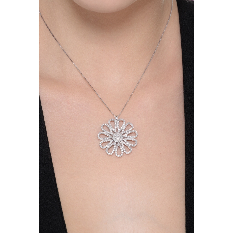 Collier en or blanc 18k orné d’une fleur de diamants