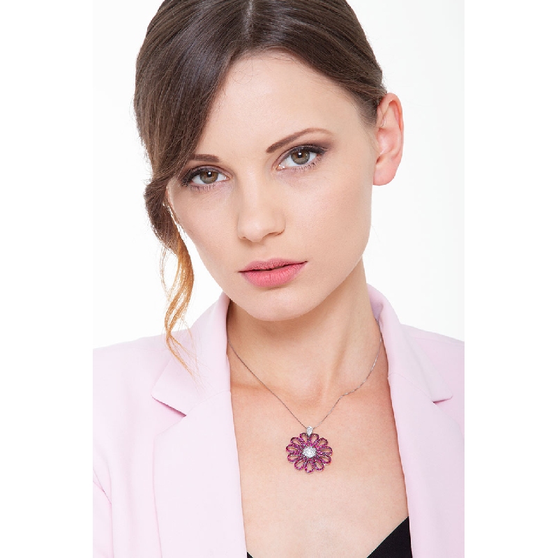 Collier en or blanc 18 carats orne d’une fleur de rubis et diamants