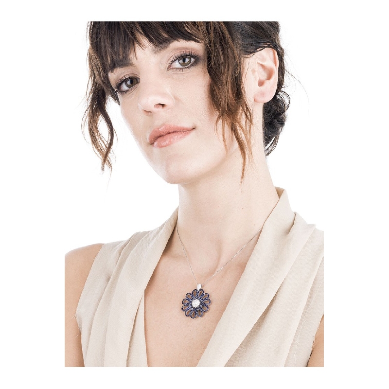 Collier en or blanc 18k avec fleur de saphirs bleus et diamants