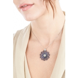 Collier en or blanc 18k avec fleur de saphirs bleus et diamants 2