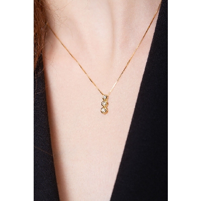 Collier en or jaune 18k avec pendentif trilogie en diamants