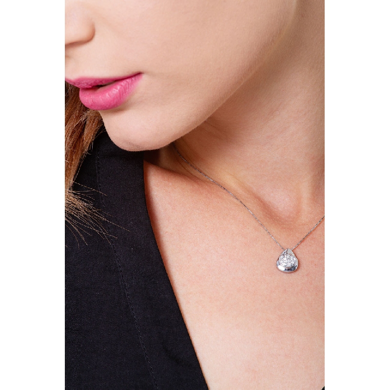 Chaîne en or blanc 18k avec pendentif goutte en diamants