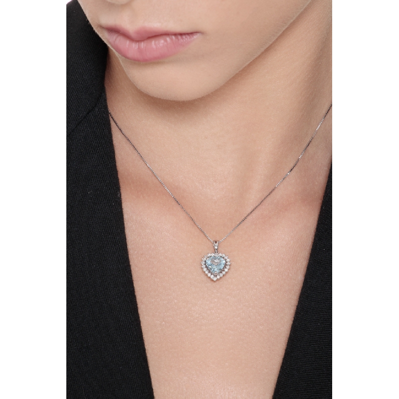 Chaîne en or blanc 18k avec pendentif cœur en aigue-marine et diamants