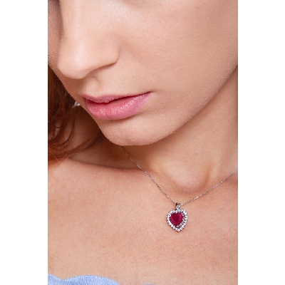 Chaîne en or blanc 18k avec pendentif cœur en rubis et diamants