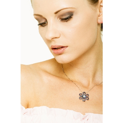 Collier en or blanc 750 avec fleur de saphirs bleus et diamants