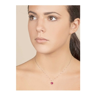 Collier en or blanc 18 carats avec rubis taillé à cœur et diamant