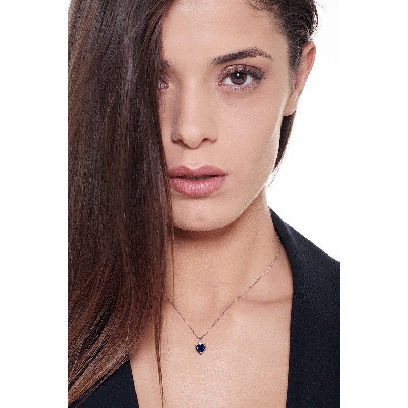 Collier femme en or blanc 18 carats serti d’un saphir bleu