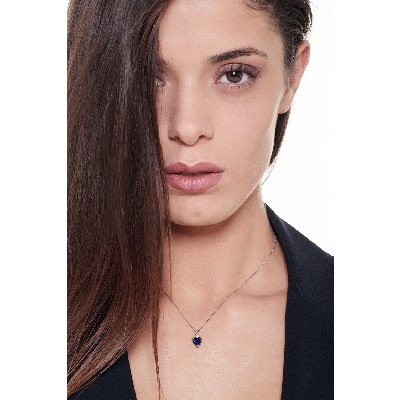 Collier femme en or blanc 18 carats serti d’un saphir bleu