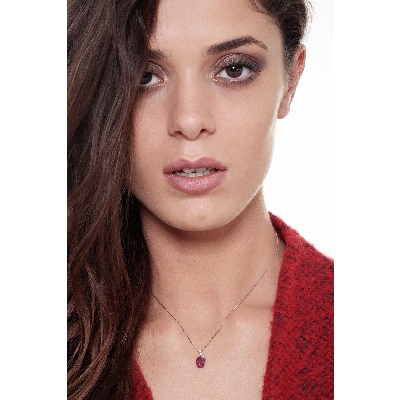 Collier en or blanc 18 carats avec pendentif rubis et diamants