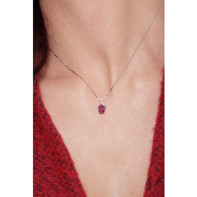 Collier en or blanc 18 carats avec pendentif rubis et diamants