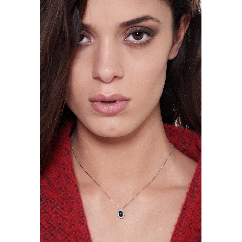 Collier halo en or blanc 18K saphir bleu entouré de diamants