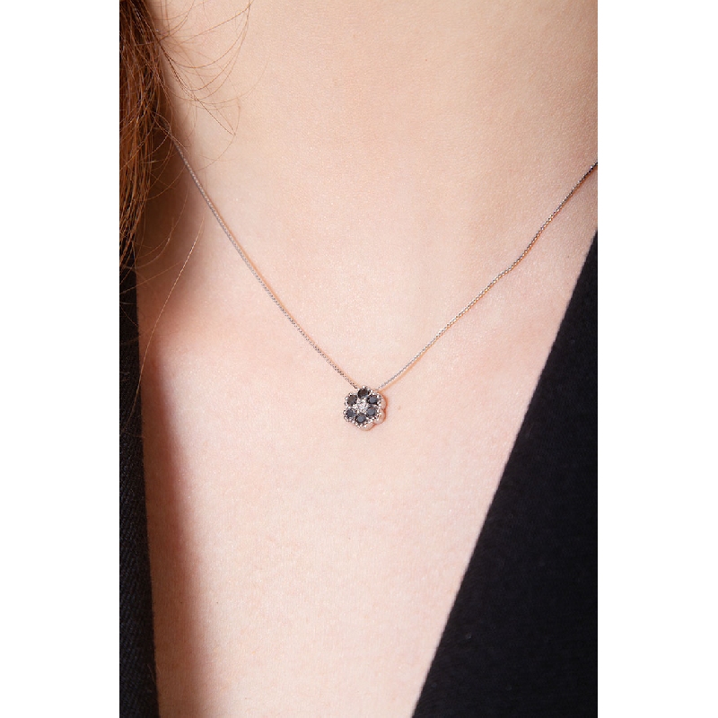 Pendentif en or blanc 18k avec fleur en diamants noirs et blancs