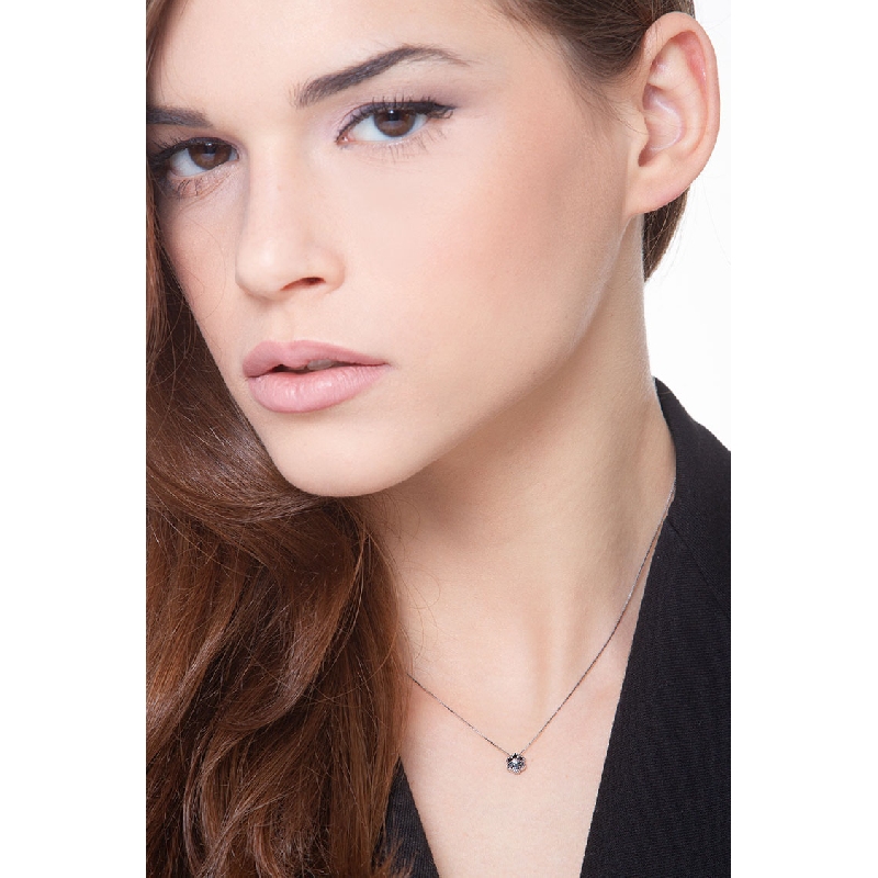 Collier avec pendentif fleur en or blanc 18k et diamants