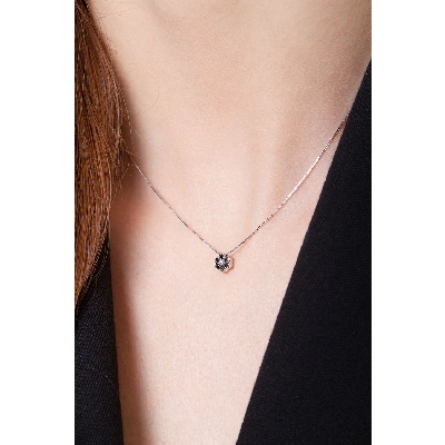 Collier avec pendentif fleur en or blanc 18k et diamants