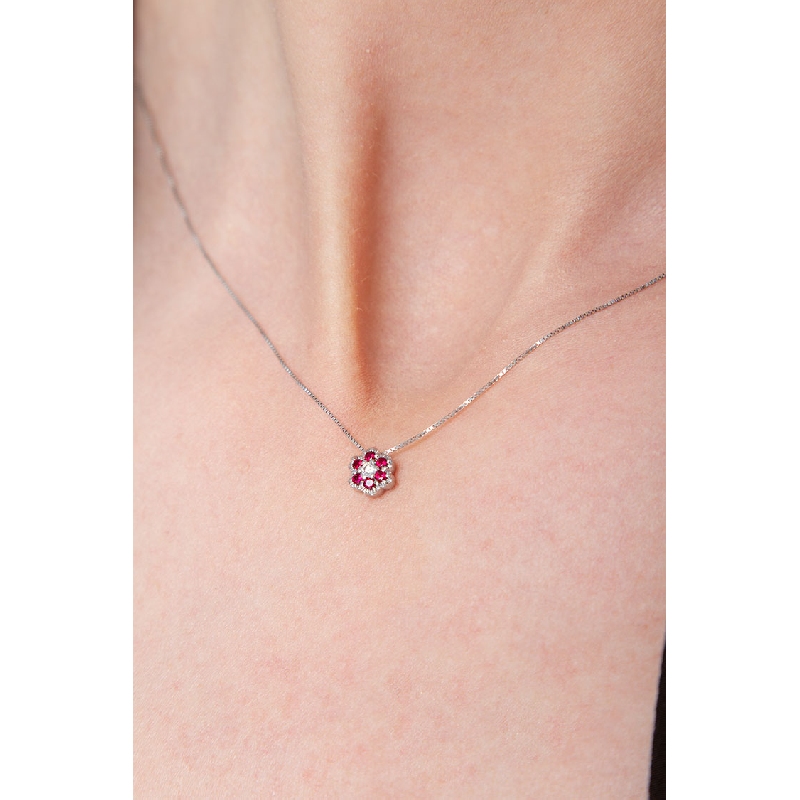 Collier avec pendentif fleur en or blanc 750 avec diamant et rubis