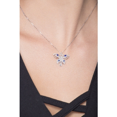 Collier avec pendentif papillon en or blanc 18k avec diamants et saphirs bleus