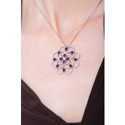 Collier fleur en or blanc 18k avec pendentif de saphirs bleus et diamants 2