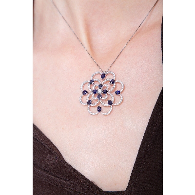 Collier fleur en or blanc 18k avec pendentif de saphirs bleus et diamants