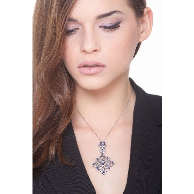 Collier pendentif en or blanc avec saphirs et diamants