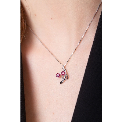 Collier avec pendentif fleurs en or blanc 18k avec rubis et diamants