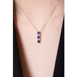 Collier en or blanc 18k avec pendentif trilogie saphirs bleus et diamants 2
