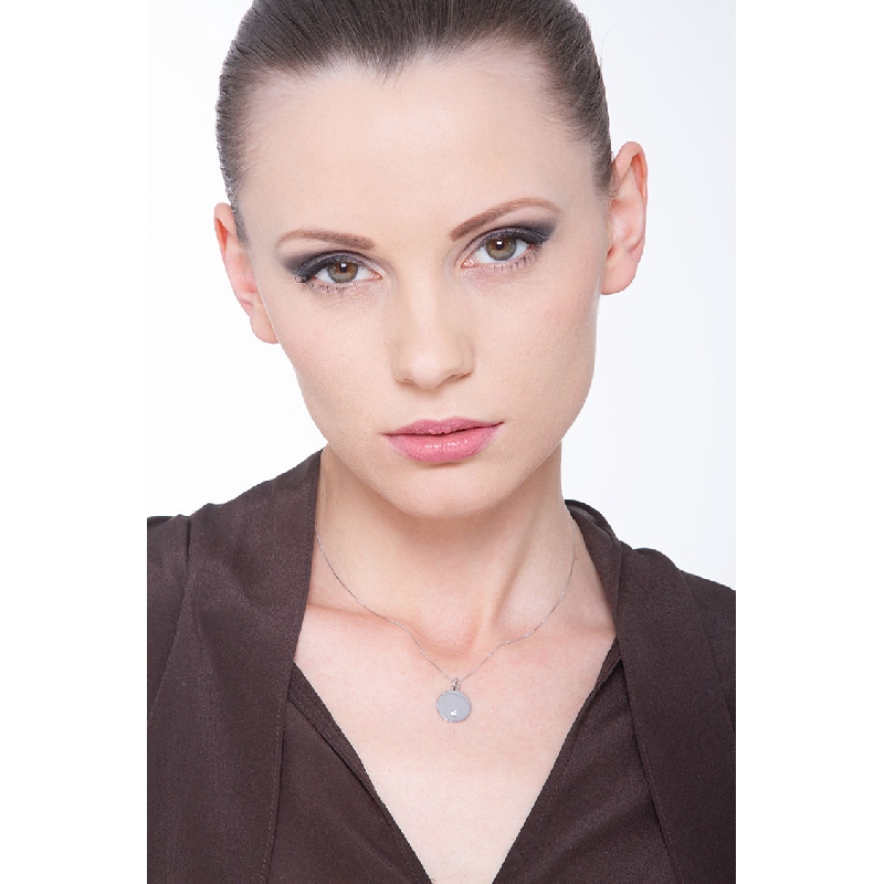 Collier avec médaille ronde en or blanc 18k et diamant