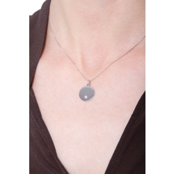 Collier avec médaille ronde en or blanc 18k et diamant 2